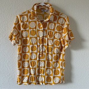 Mighty Fine Novelty Sun Print Button Up Women’s Small Yellow White Short sleeve